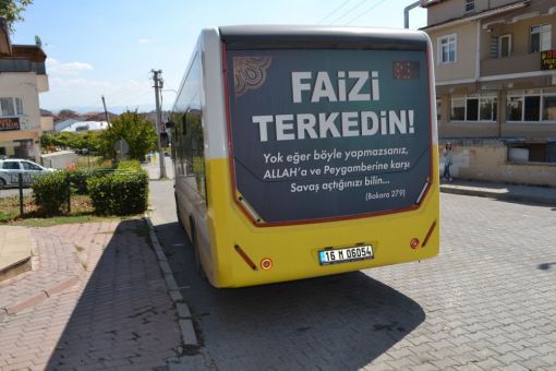  Otobüsünün arkasında faiz reklamı